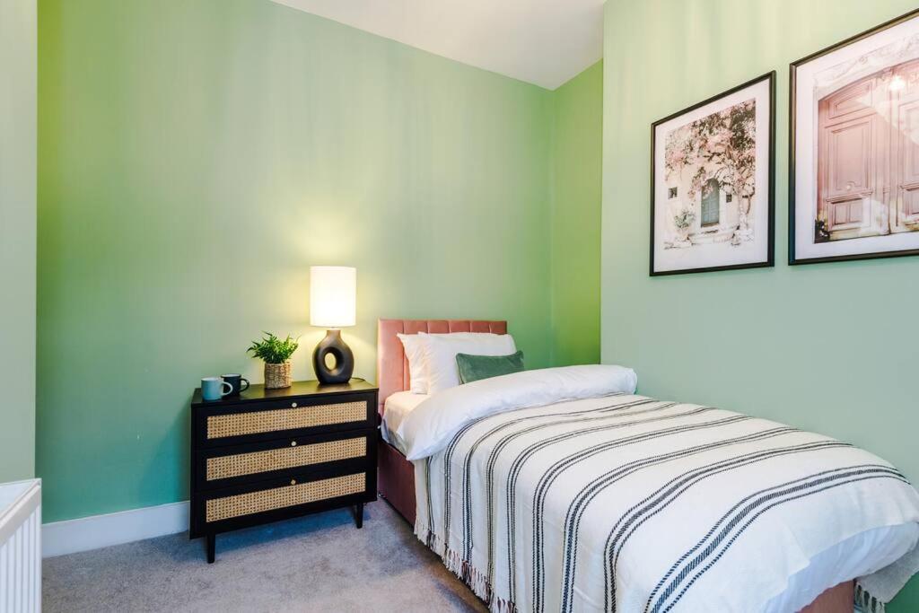 Вилла 5 Bed Salford Sanctuary Retreat Манчестер Экстерьер фото
