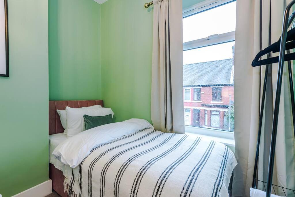 Вилла 5 Bed Salford Sanctuary Retreat Манчестер Экстерьер фото