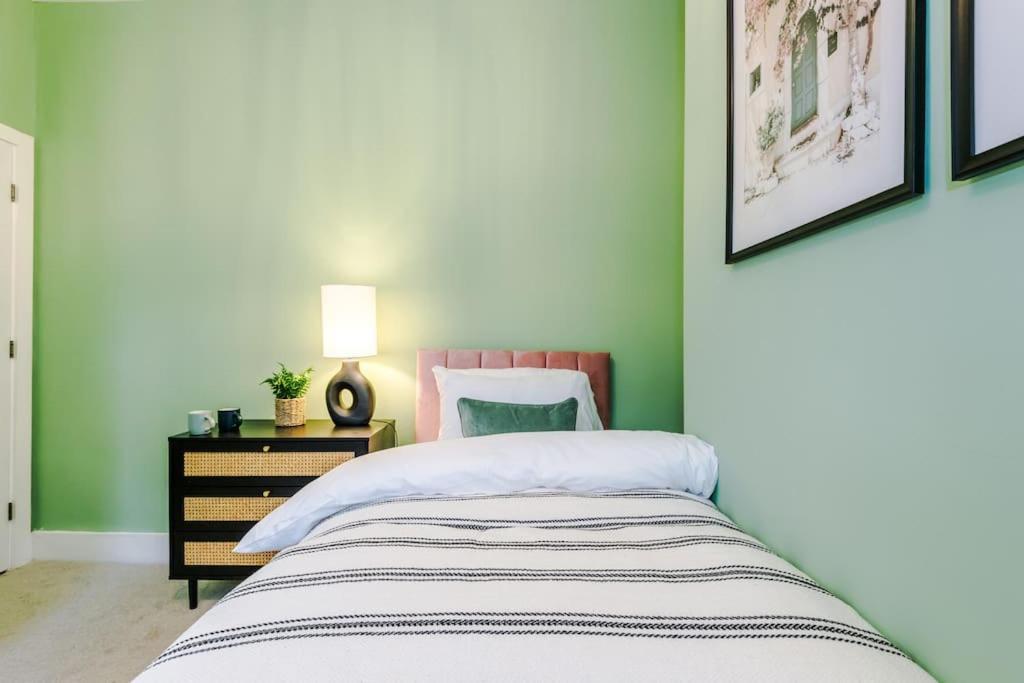 Вилла 5 Bed Salford Sanctuary Retreat Манчестер Экстерьер фото