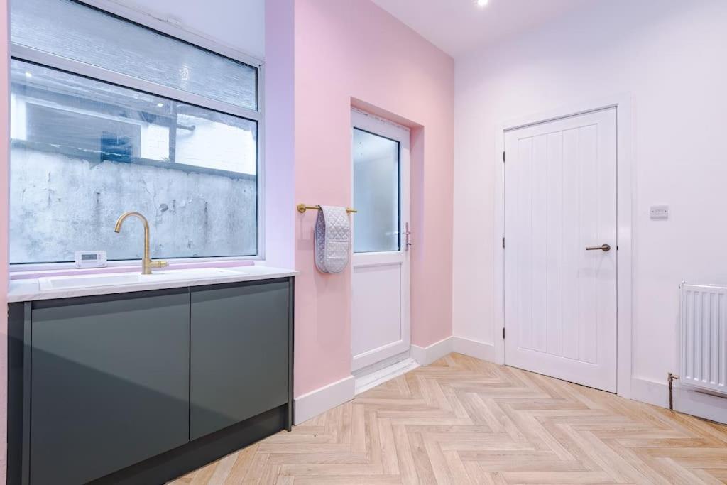 Вилла 5 Bed Salford Sanctuary Retreat Манчестер Экстерьер фото