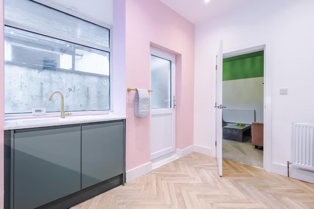 Вилла 5 Bed Salford Sanctuary Retreat Манчестер Экстерьер фото