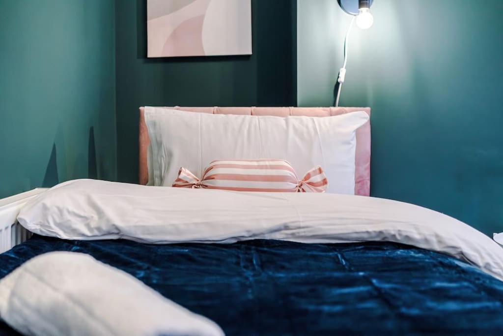 Вилла 5 Bed Salford Sanctuary Retreat Манчестер Экстерьер фото